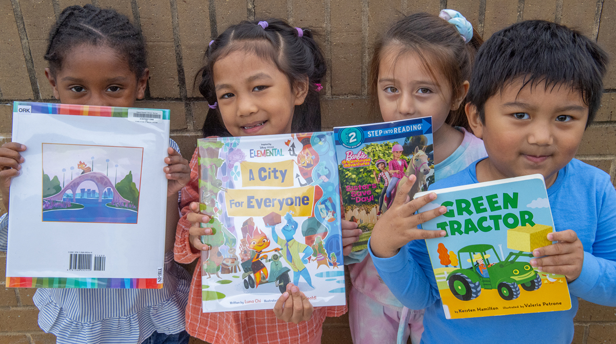 kids holding books.